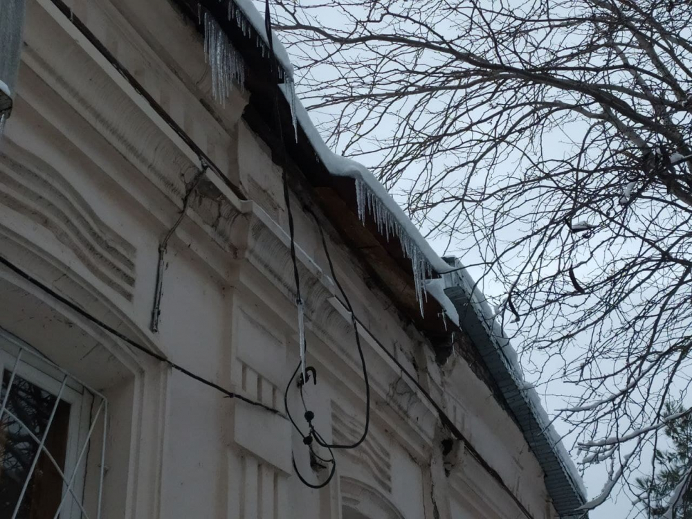 Новороссийцам стоит держаться подальше от домов: с крыш свисают сосульки