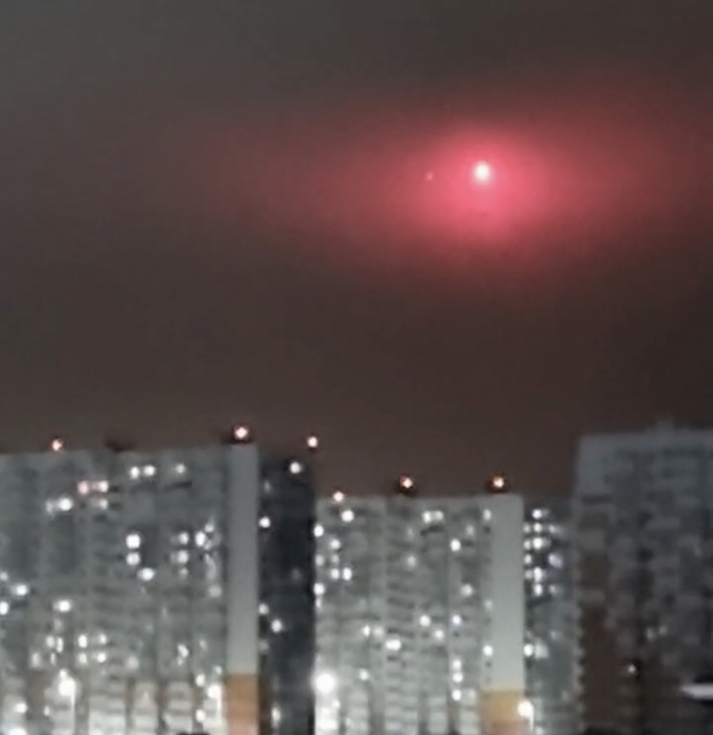 Похоже на сигнальную ракету: жительница Новороссийска сняла зарево над городом