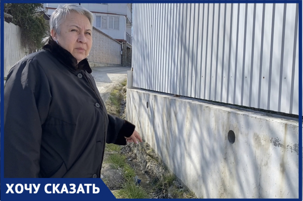 Прорвало трубу: почти год по дороге в Новороссийске течет вода