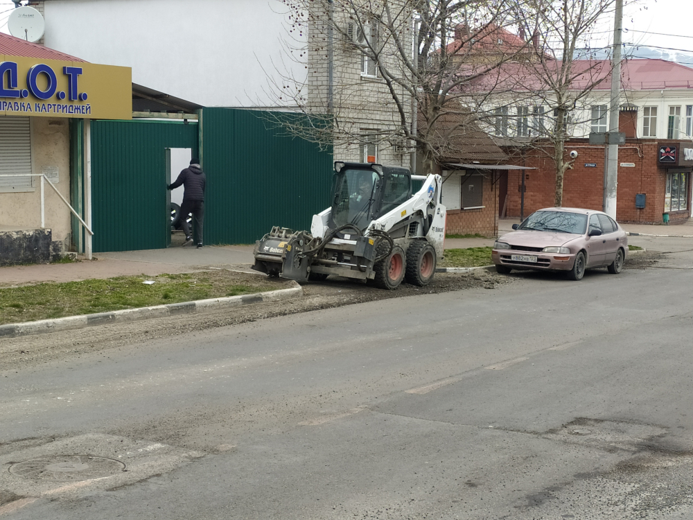 В Новороссийске приступили к асфальтированию разрытых улиц