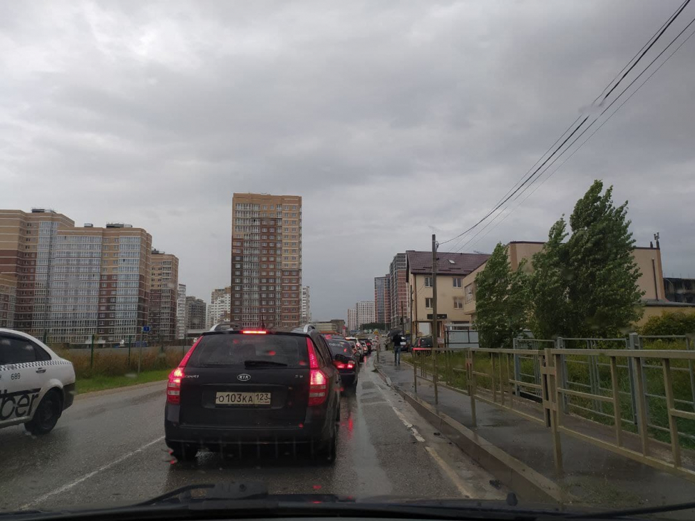 Из-за дождя Новороссийск сковало пробками, а дороги частично затопило