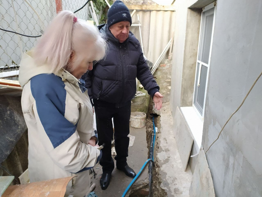 После публикации «Блокнота» разбираться с родником в доме жительницы Новороссийска приехал Сергей Янин