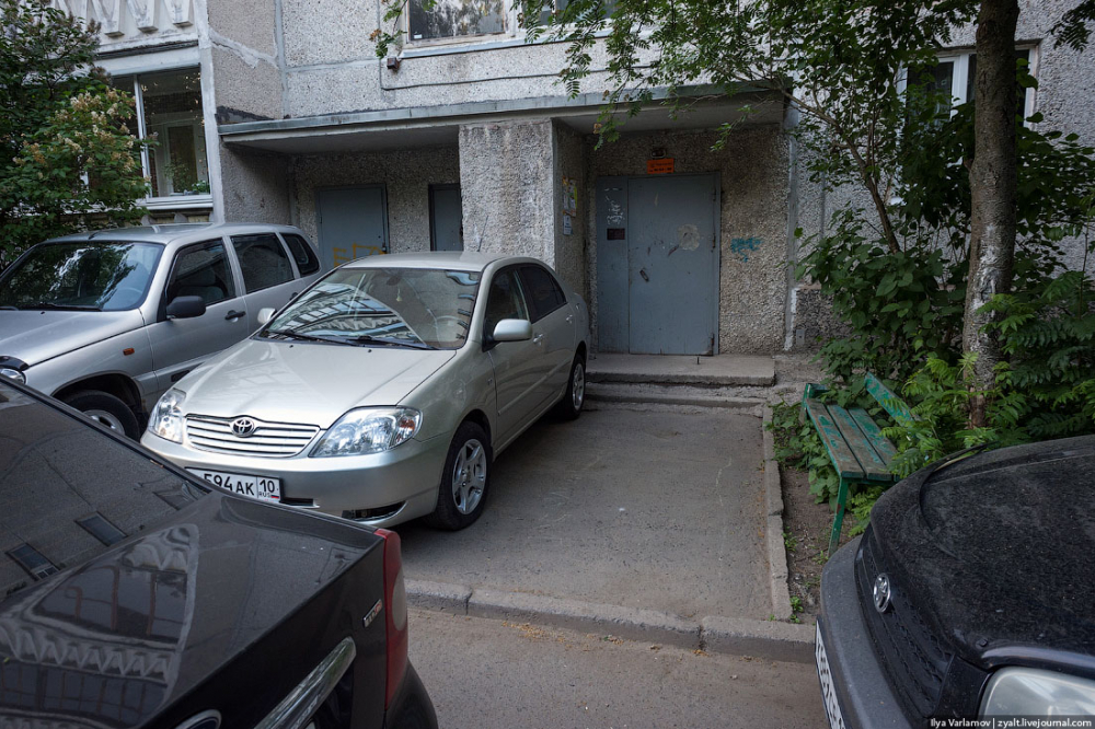 Можно ли во дворах. Автомобили возле подъездов. Машина около подъезда. Припарковался у подъезда. Машина в подъезде.