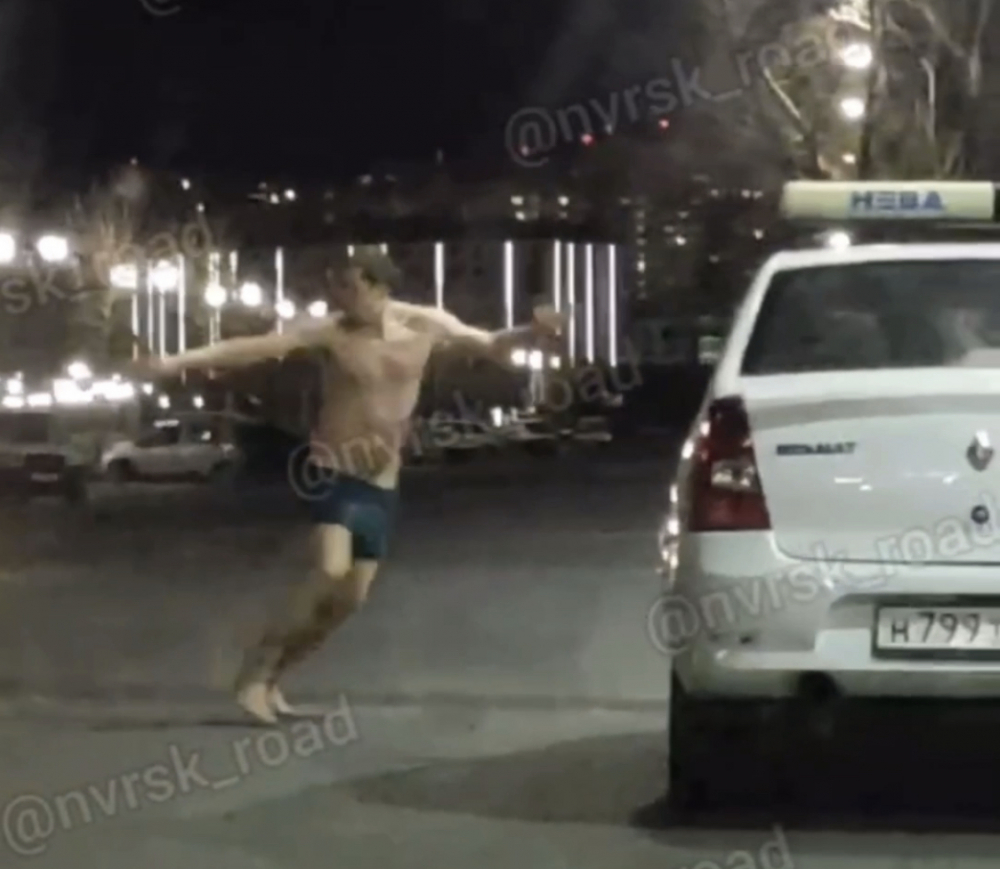 «Вместо сахара взял соль»: полуголый мужчина кидался на автомобили в Новороссийске