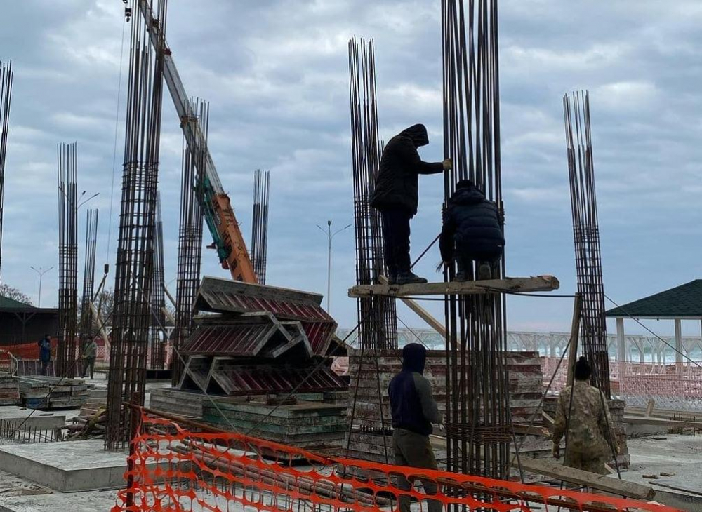 Прокуратура выявила нарушения строительства гостиницы на пляже в Широкой Балке