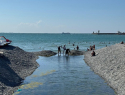 Туристы ловят мальков в Чёрном море, а неизвестные раскапывают проран лопатами: как дела на Суджукской косе 
