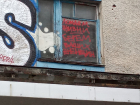 "Ломаем жизни, берем ваших женщин": новороссийцы в шоке от "вандальных" граффити 