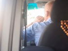 В Новороссийске водитель закурил прямо в маршрутке при пассажирах