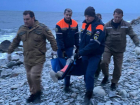 Когда выходные не задались: в Новороссийске прогулка по берегу обошлась девушке травмой ноги и носилками 