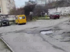 «Хорошие ямы», - житель Новороссийска «похвалил» городские дороги