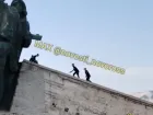 Полицейские заинтересовались, чьи дети бегали по крыше мемориала "Малая земля"