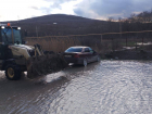 Коммунальщики борются с "озером", где тонут машины новороссийцев 