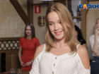 Мария Видергольд первая схватилась за нож и смешала ананасы, курицу и лук 