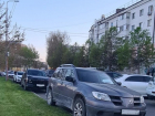 Новороссийцы припарковали машину прямо на газоне