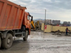 В Новороссийске строительная техника уничтожила дорогу и превратила ее в полосу препятствий 