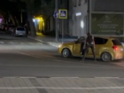 Мужчину в Новороссийске чуть не сбили, а он в ответ решил расколотить окна машины