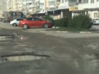 Дороги Новороссийска продолжают быть полосой препятствий для водителей