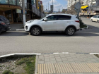 Новороссийцам с коляской пришлось рисковать жизнью из-за "автоледи" 