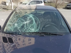 Неизвестный вдребезги разбил лобовое стекло иномарки в Новороссийске 