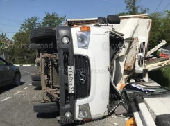 Лежит на боку, кабина всмятку: подробности ДТП с участием большегруза в Новороссийске