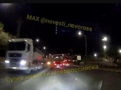 Жители переживают: скоро мост обвалится под весом фур в Новороссийске