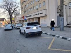 «Попутали что-то?», - водители Новороссийска ставят машины прямо на остановке