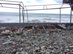 Священный обряд вместе с мусором — пляжи Новороссийска не подготовили к празднику