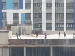 Рабочие устроили «пацанский футбол» на стройке в новом ЖК Новороссийска 