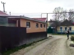 Фура сломала забор и заехала прям на участок: жители Натухаевской не дождались помощи от администрации