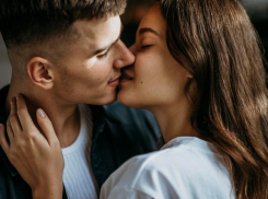 Россиянам запретили целоваться в общественных местах