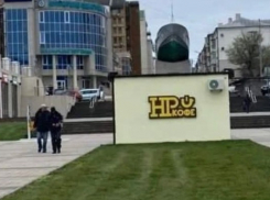 Кофе-точка загородила памятник: власти Новороссийска думают, как решить вопрос