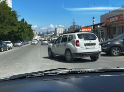 Водительница поцарапала машину и скрылась с места происшествия в Новороссийске