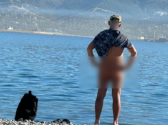 18+ Мужчина демонстрирует свой «филей» отдыхающим в Новороссийске