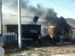 Из-за взрыва загорелся дом в пригороде Новороссийска