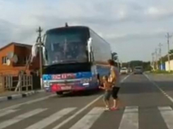 Автобус Дом-2 по пути в Новороссийск едва не погубил ребенка и женщину