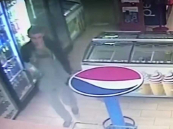 Держите угонщика! Вот он, пришел попить минералки в магазине Новороссийска