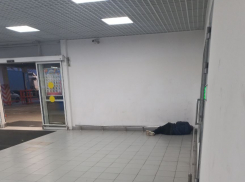 Бездомные в гипермаркете Новороссийска живут там, как дома 