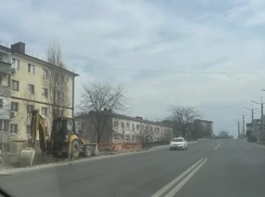 Не прошло и года! Яму на Видова начали засыпать