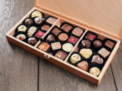 Как депутат предлагает ограничить продажу несовершеннолетним конфеты 18+