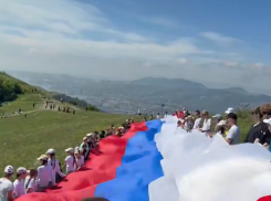 В Новороссийске в День защиты детей развернули 50-метровый российский флаг