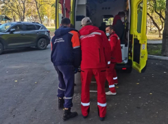Жительнице Новороссийска пришлось вызывать МЧС для транспортировки соседки в карету скорой