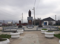 К праздникам все сделаем: памятники Раевской ждут благоустройства