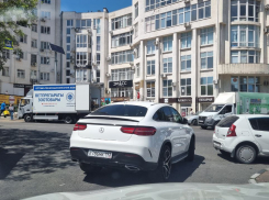 «Королева парковки» в Новороссийске бросила авто, как попало и пошла за покупками 