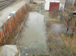 Пока в Новороссийске выключают воду в домах, где-то вода просто утекает