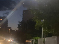 Светомузыка: фонари устроили дискотеку на Видова в Новороссийске 