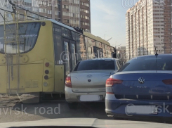 Троллейбус сошел с линии: авария возле «Самолета» в Новороссийске 