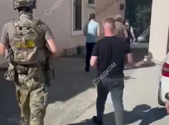 «Деньги взял - место потерял»: в Новороссийске задержали двух оперативников