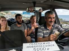 «По тарифу не поеду»: таксисты не везут новороссийцев из Геленджика дешевле, чем за 5000 рублей 
