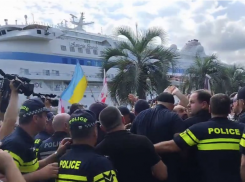 Грузинские оппозиционеры встретили автобусы с русскими туристами яйцами и пластиковыми бутылками