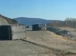 Уже не шуточки: ветер опрокинул две «газели» под Новороссийском 